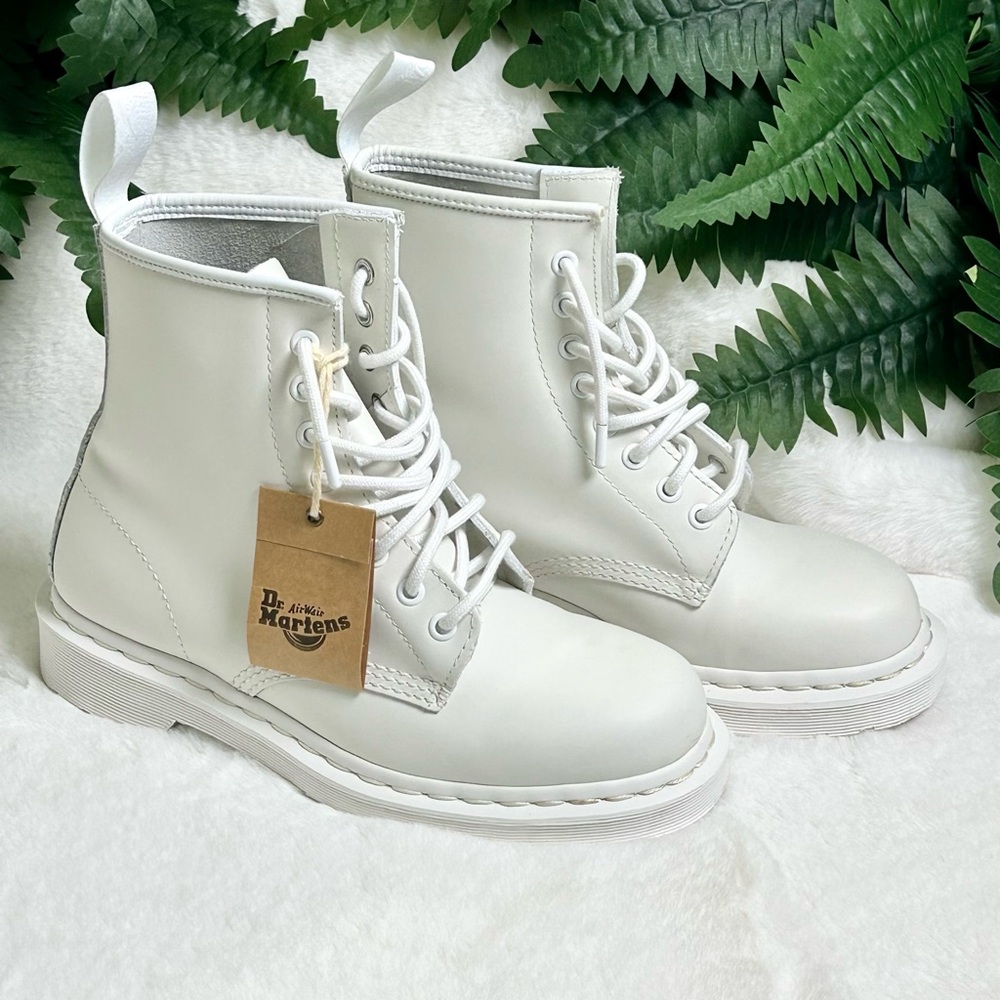 THE ORIGINAL ALL WHITE DR. MARTENS 
SIZE 7